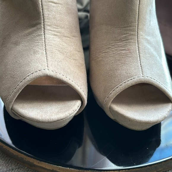 2/$30 Madden girl faux suede ankle booties size 7 - Picture 3 of 9